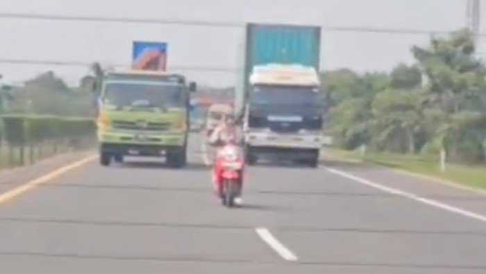 ABG Bawa Motor Masuk Tol Tangerang-Merak