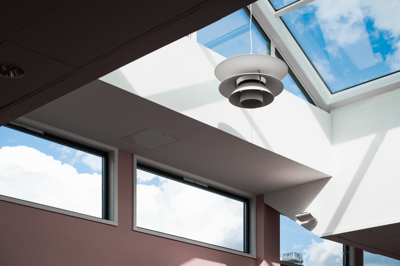 Manfaat Memasang Atap Skylight di Rumah Minimalis Modern